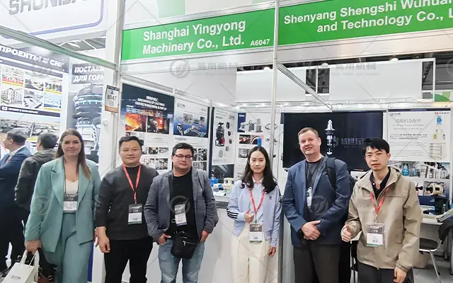 Mining World 2026英用机械团队与客户合影