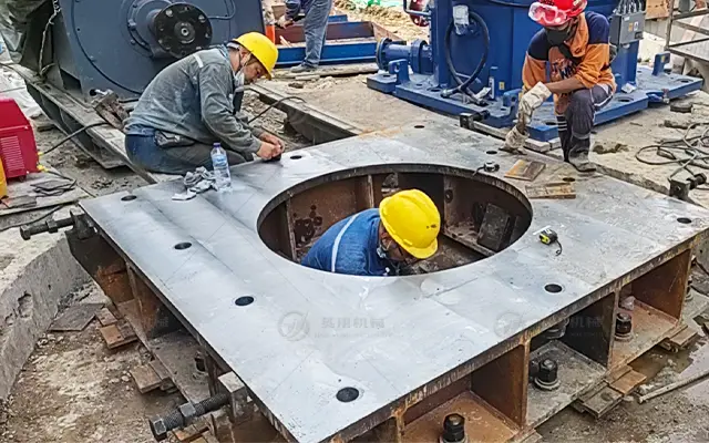 英用团队为客户安装立磨机
